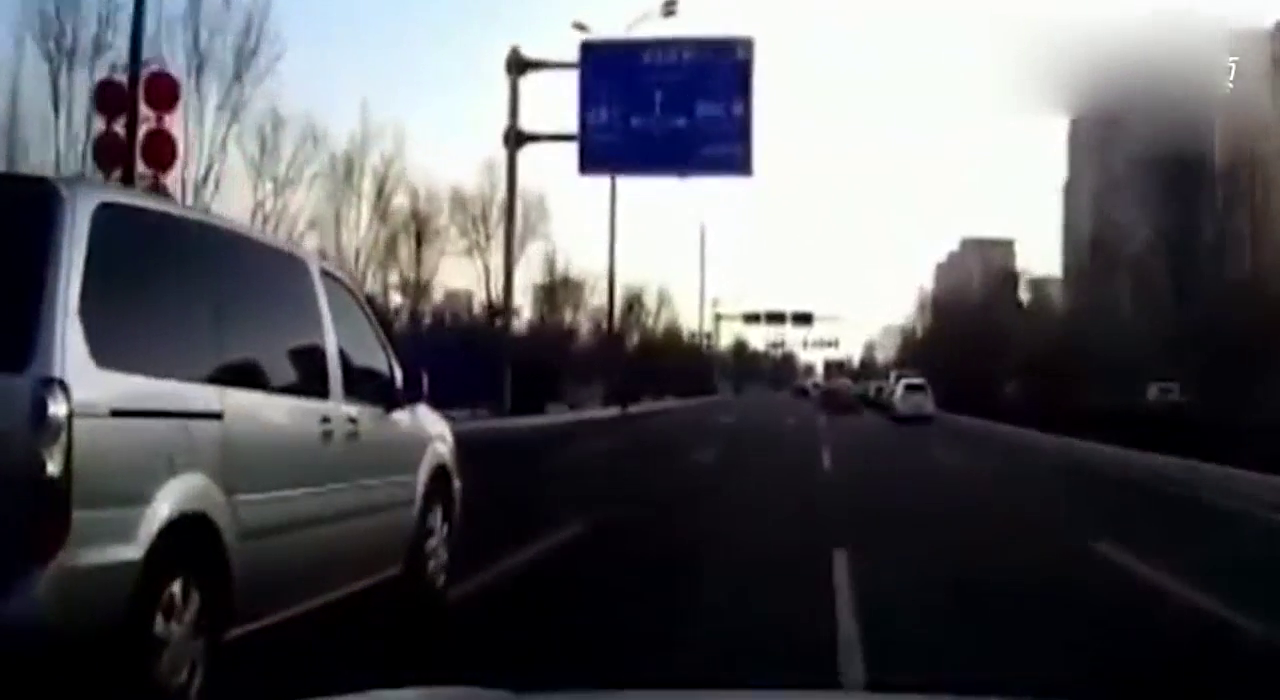 与电动车撞一起的那刻，大家都看傻眼了这究竟是谁的错