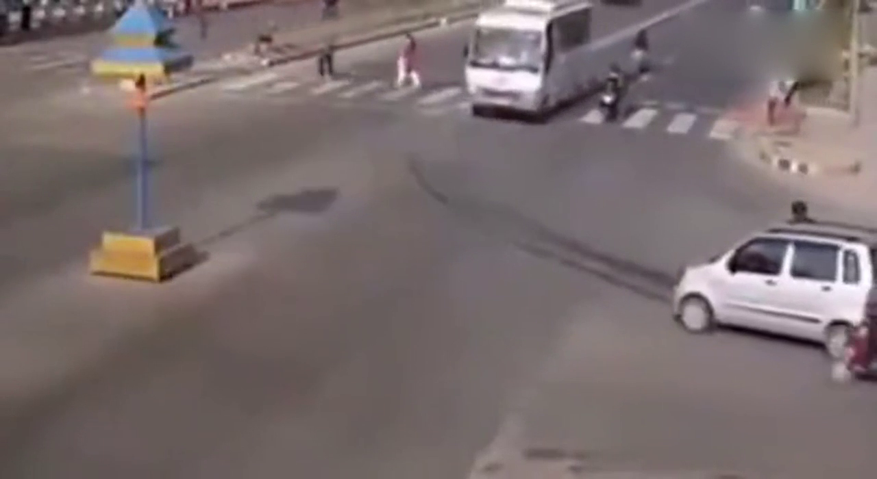 突然觉得不对劲，摩托车显然是加速了，电动车就没那么幸运了