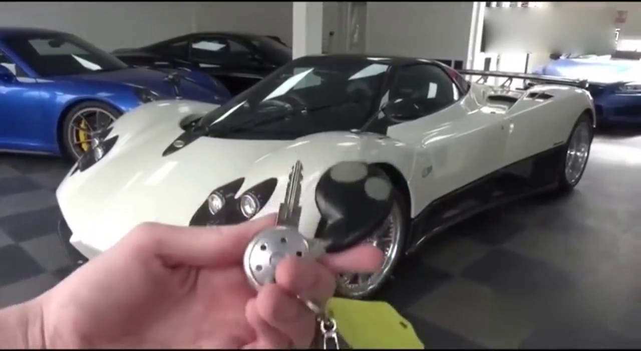 拿出3000万帕加尼跑车的钥匙，才知道什么叫丑哭了