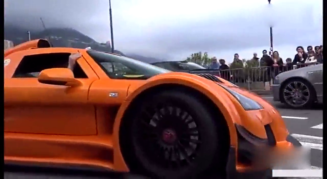 街头转角遇到一台不知名跑车，当车主一下车那刻我瞬间醉了