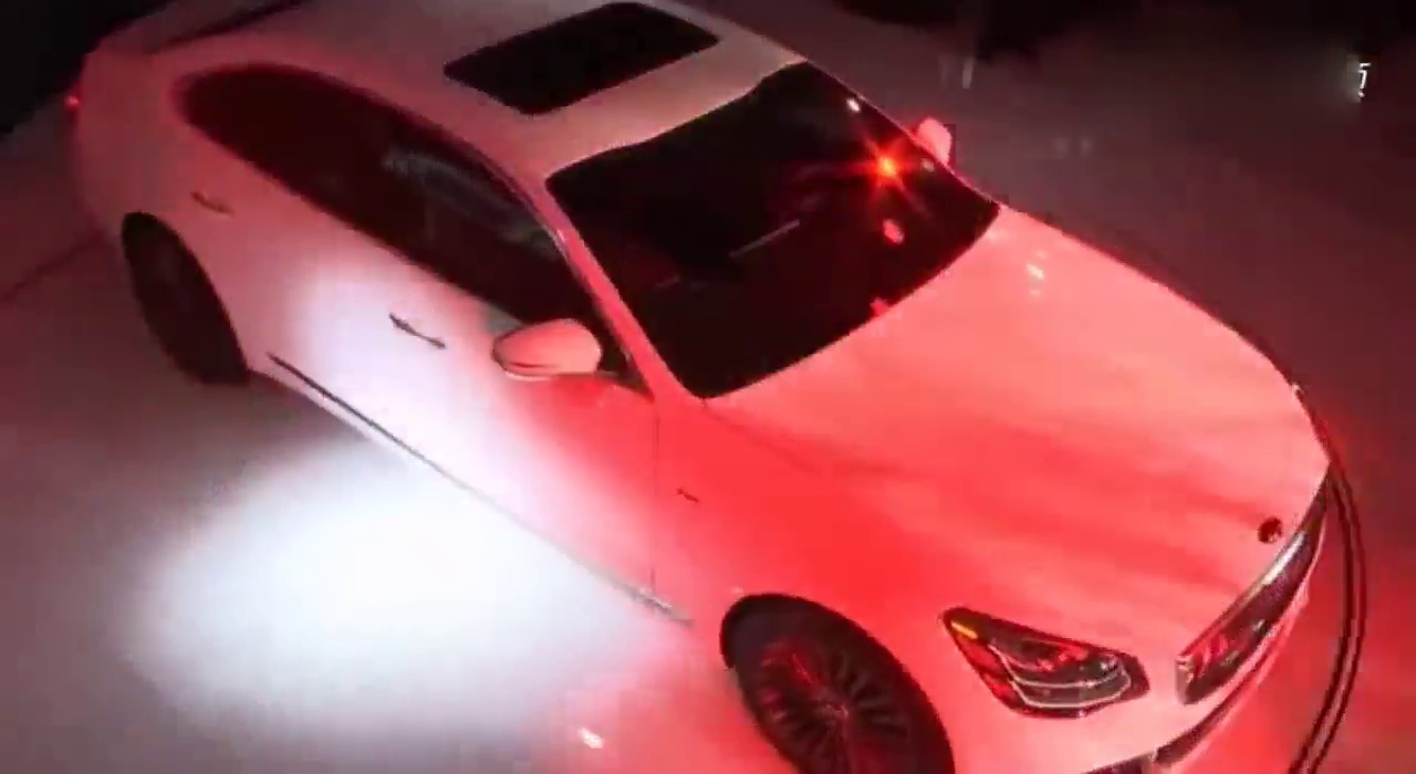 亮相纽约车展的起亚K900，2019款看尾部设计类似于宾利！