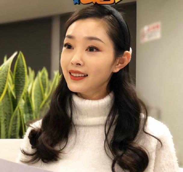 宋轶觉得自己生图还难看巴掌脸小细腰冷白皮啥都有让我们咋活