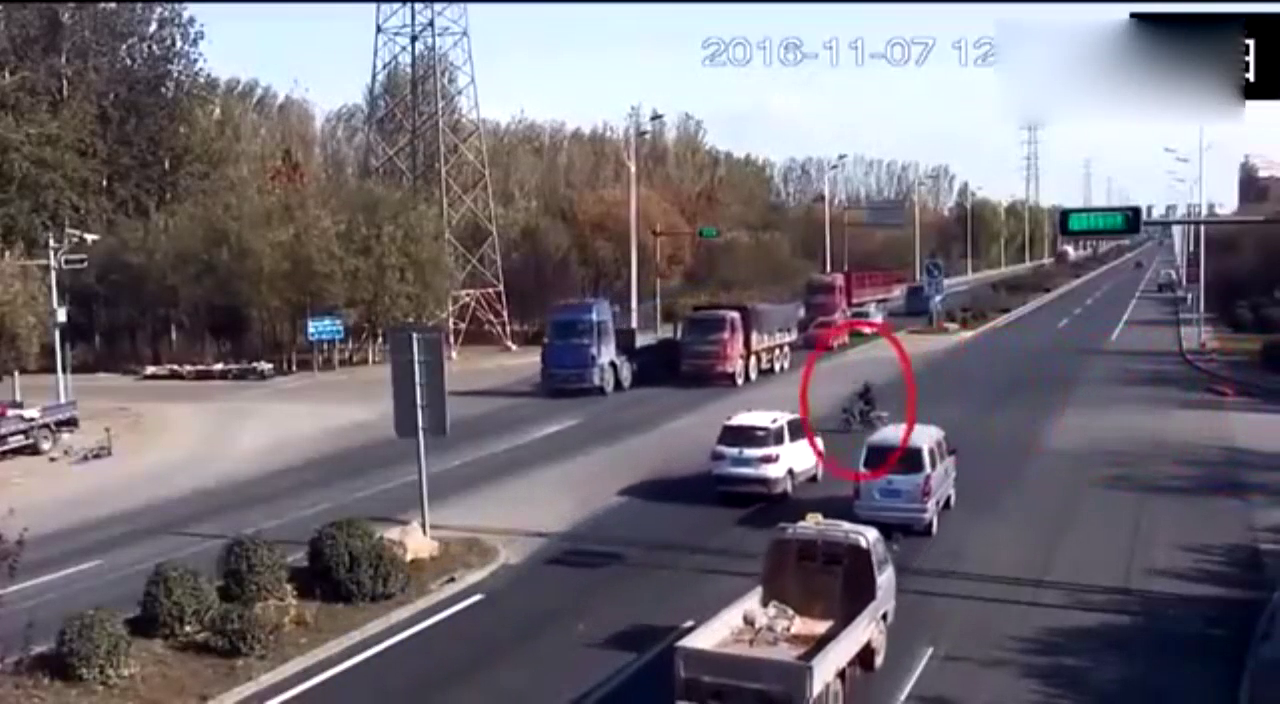 电动车无视红灯一头扎进大货车轮，无法无天换来命丧黄泉