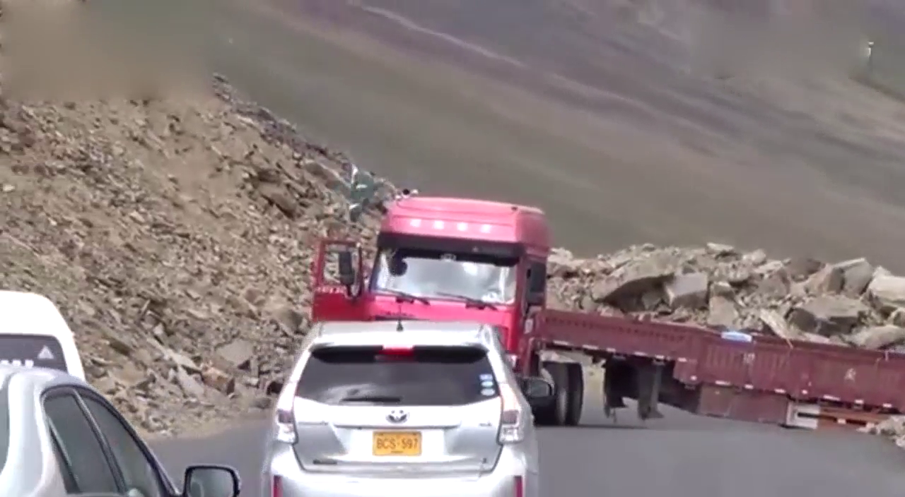 一辆中国牌照的卡车到巴基斯坦被困，我就想知道你怎么过去的