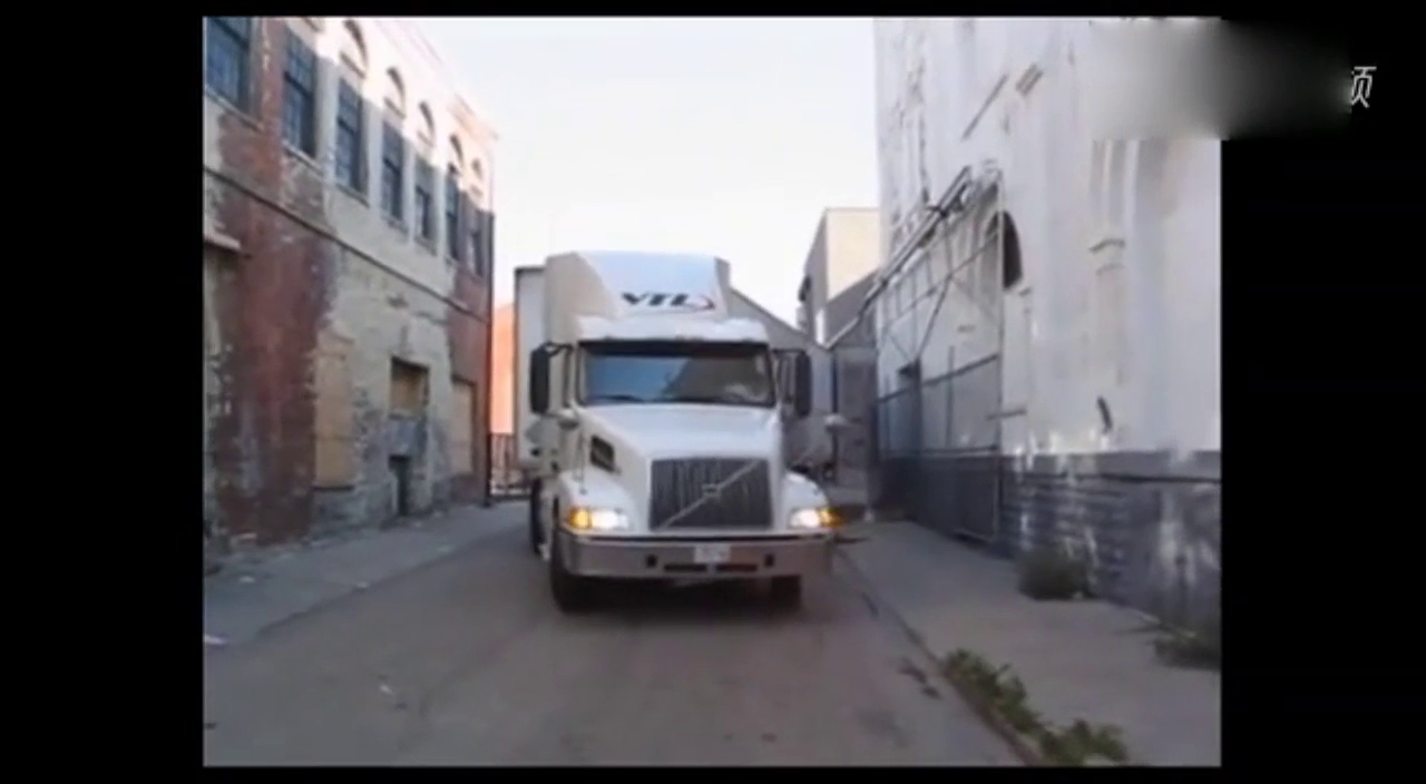 卡车司机演示在狭窄空间倒车入库