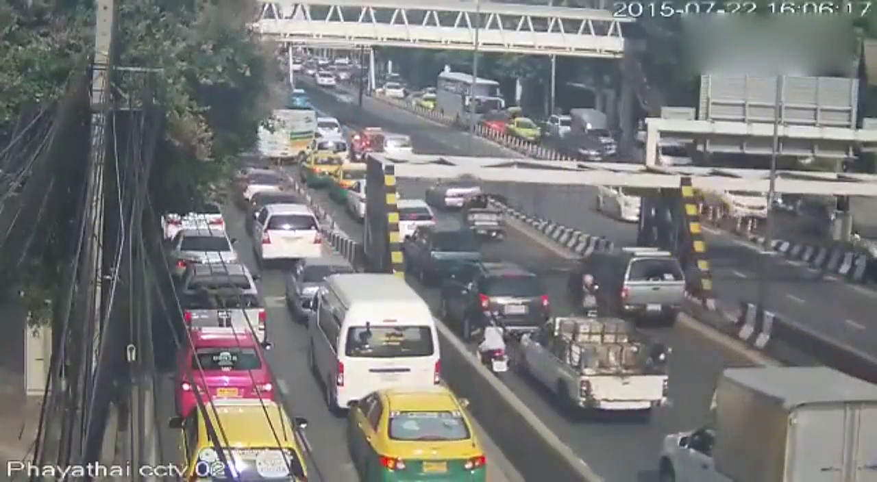 卡车击中悬梁架空