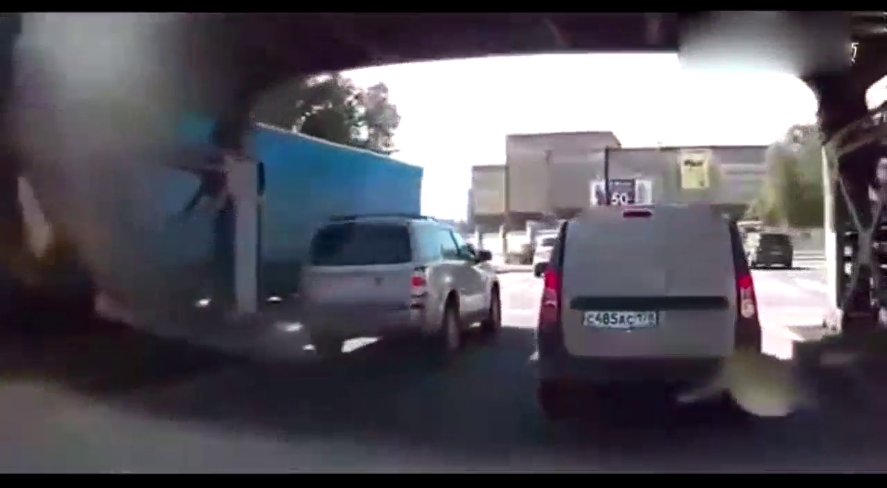 卡车事故，损失巨大让司机心痛无比