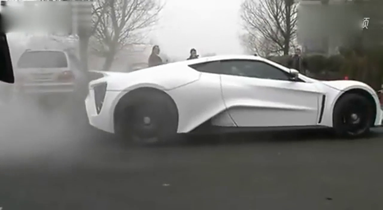 千匹超跑Zenvo ST1 现身迪拜车展