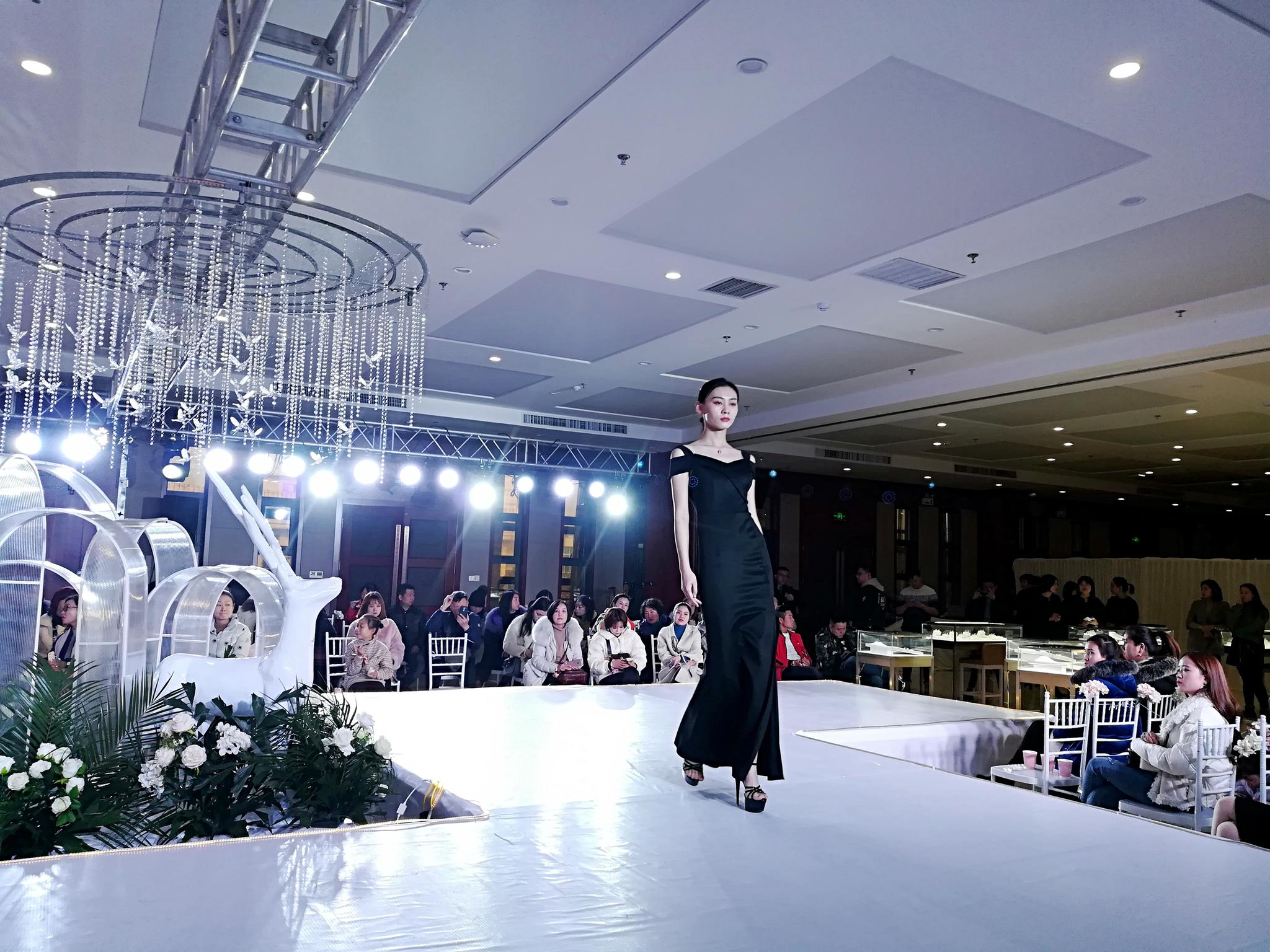 热点话题：揭秘西安T台洗浴大选真实体验｜2025年服务对比与避坑指南