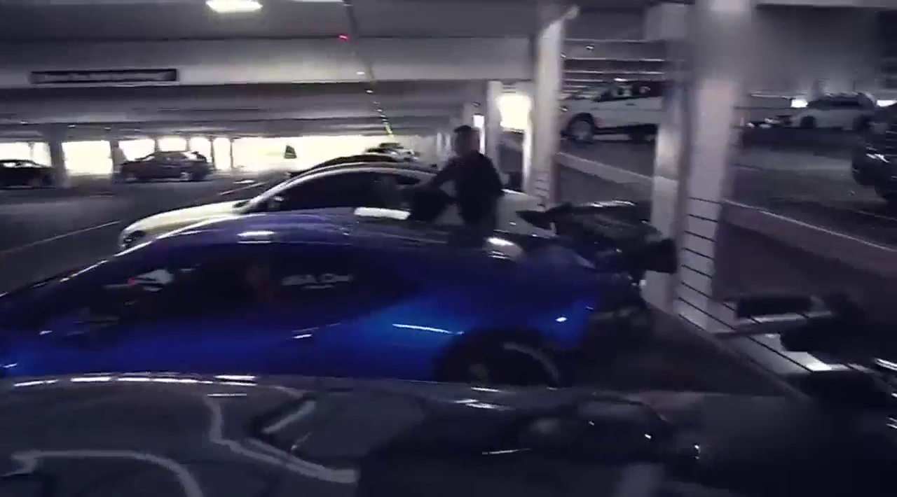 自从开了兰博基尼就没交过停车费，直接闯禁杆！