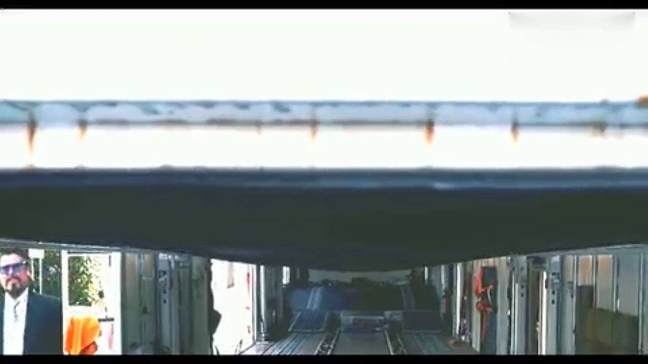 您订购的超跑到货了，车厢打开瞬间，感受下什么叫超级跑车！