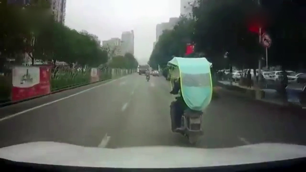 电动车占道不走，车主暴脾气忍无可忍，一脚油门直接撞翻倒地！