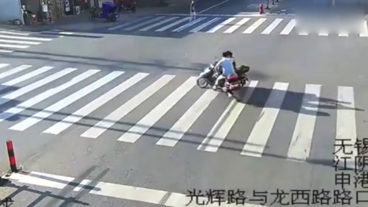 电动车平时就嚣张野蛮惯了，谁也不让谁，瞬间悲剧了！