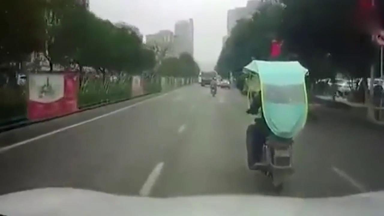 电动车占道不走，车主暴脾气忍无可忍，一脚油教他做人！