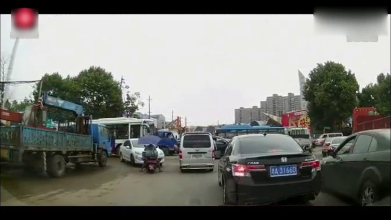 电动车挡路白色轿车，僵持未果后，轿车女司机怒撞电动车