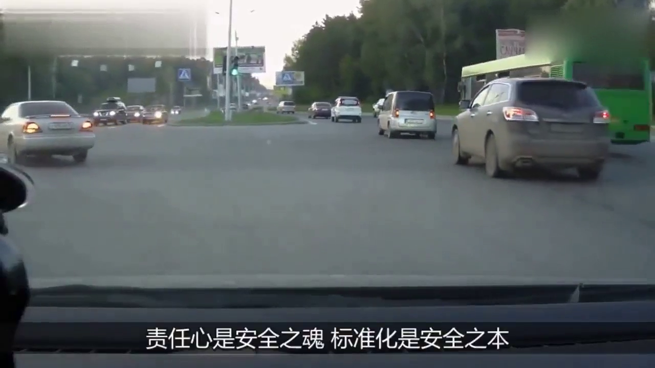 电动车撞倒行人后侧翻，被后面货车瞬间身亡！