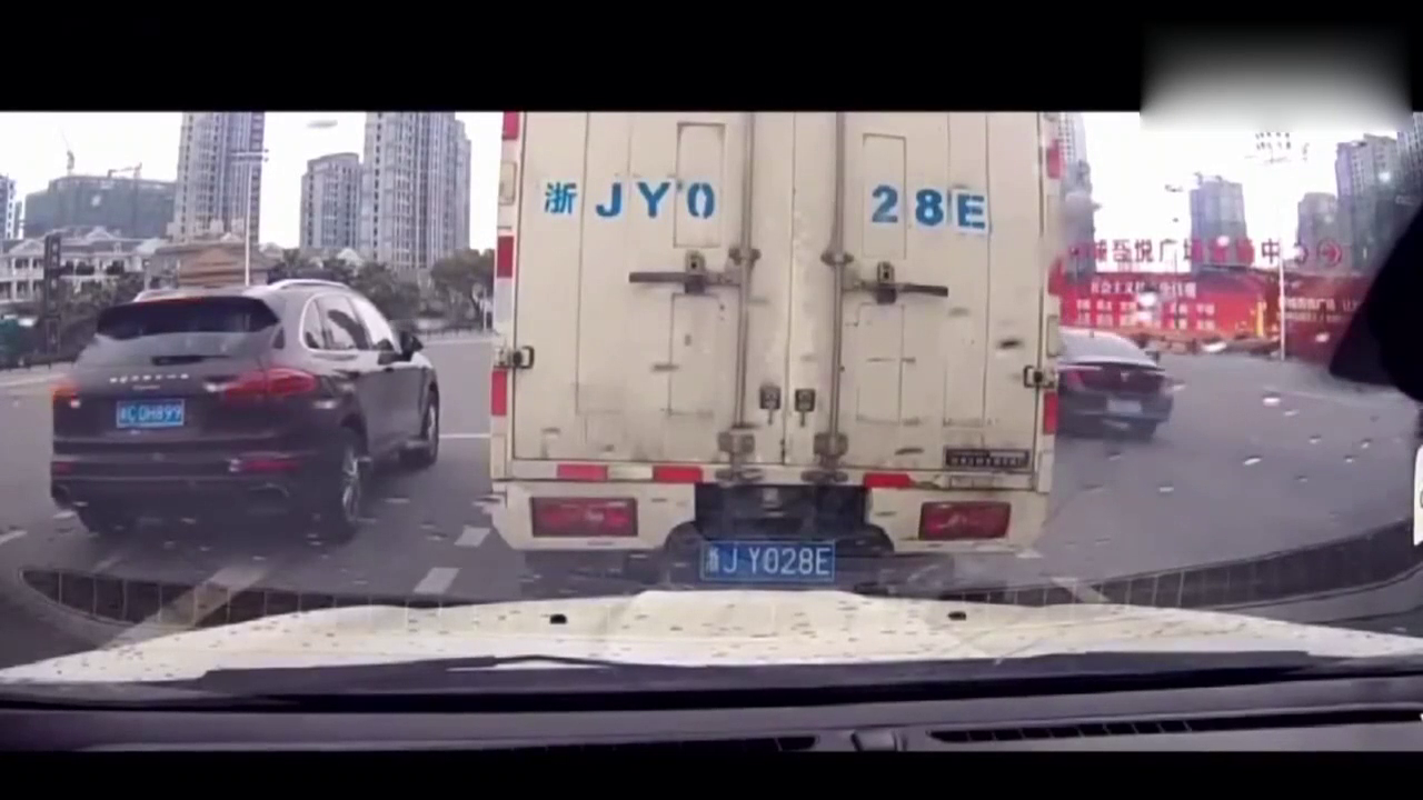 电动车犹豫了一下，还是选择了床红灯横穿马路，结果