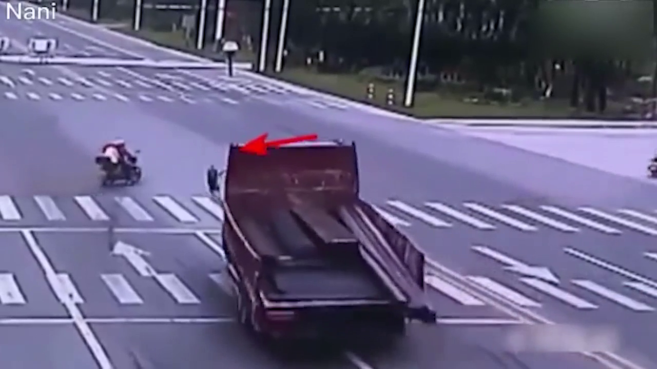 电动车女子带着闺蜜闯红灯,货车司机刹车确定来不及了!