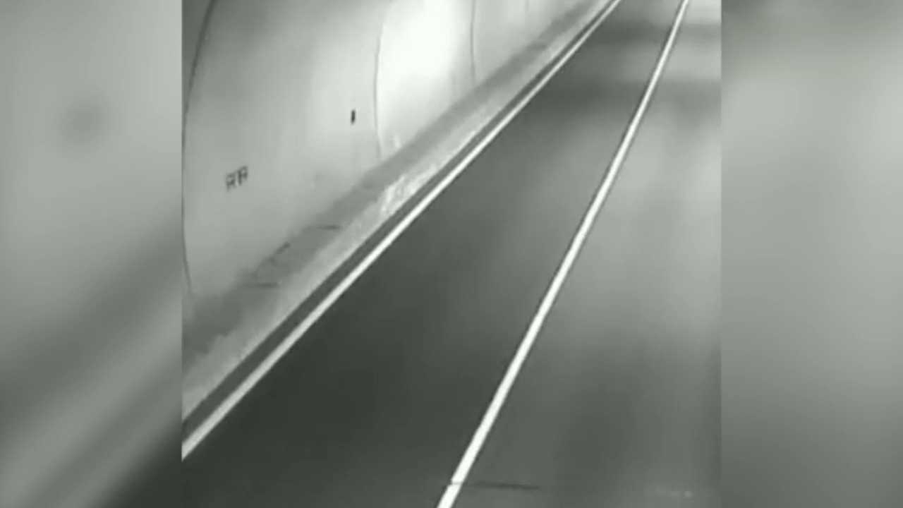 电动车女子在高速隧道逆行，监控拍下这样的画面！