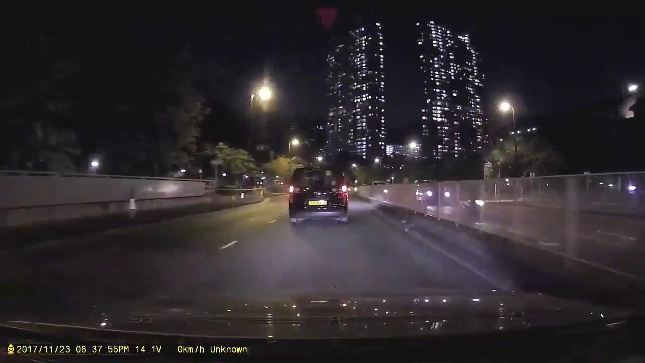 前车路口转弯 疾驰直行电动车急刹摔车