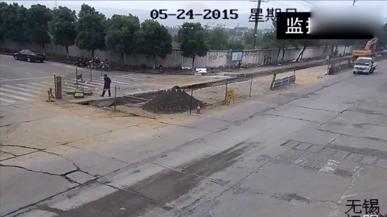 电动车男子为活命，做出了如此惊人举动