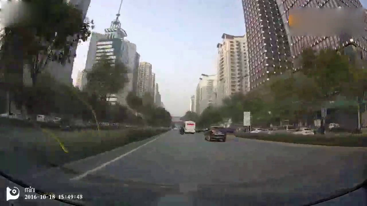 出事就没小事 实拍载了四个人的电动车