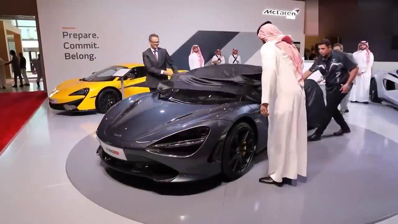 迪拜王子掀开遮车布的瞬间，才明白什么是真正的超级跑车！