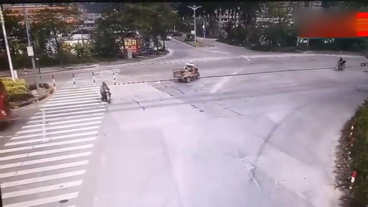 监控实拍电动车闯红灯，货车司机毫不留情，男子当场命丧黄泉