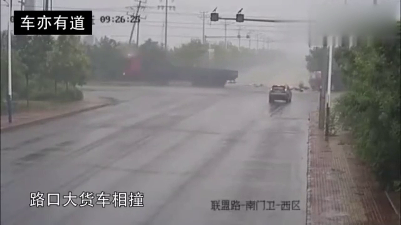 交通安全警示录：油罐车和大货车过路口相撞，两败俱伤！