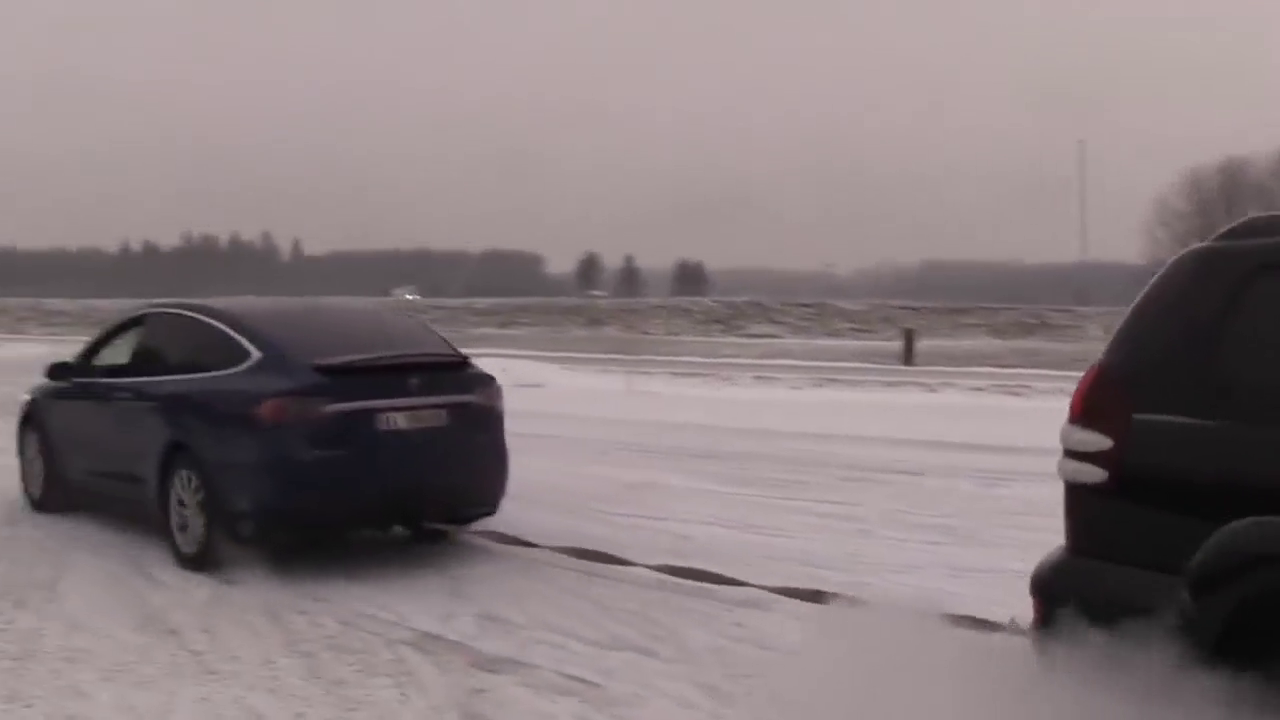 陆地巡洋舰跟特斯拉拔河，这么大SUV竟扛不住电动车，还报废了？