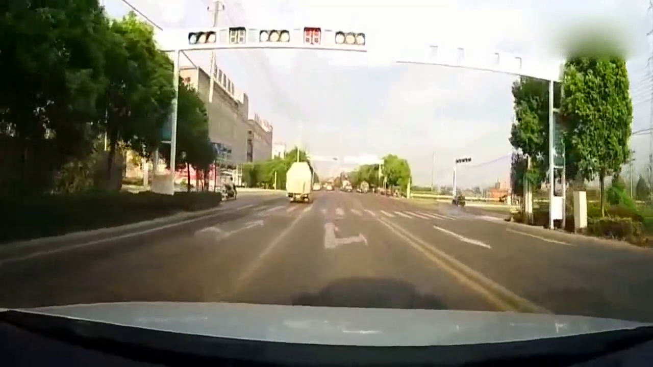 真是服了这些电动车，看着他们嚣张任性的样子，我真想撞上