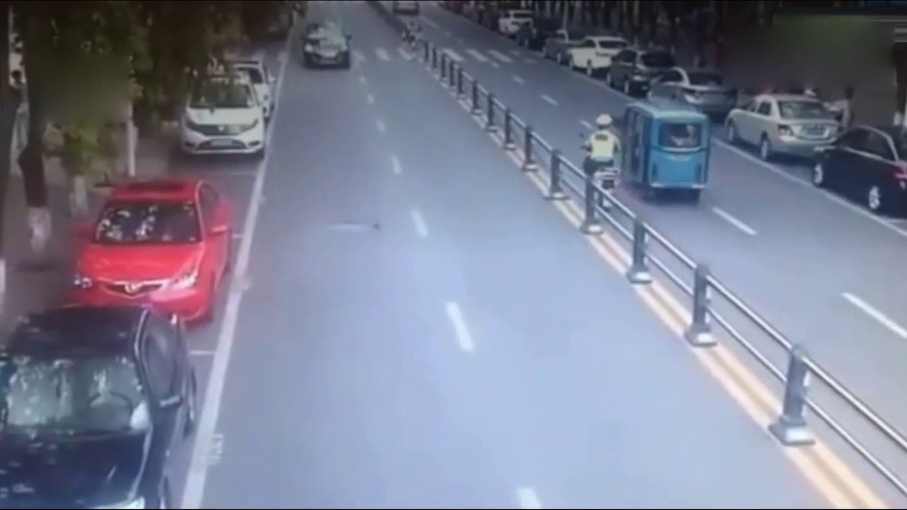 交警骑电动车执勤，突然感觉不对劲，监控拍下让人气愤的一幕