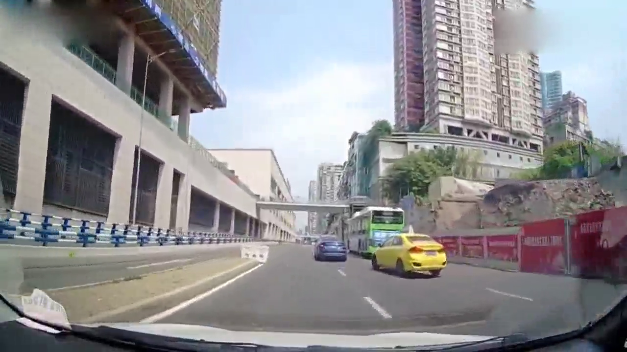 早知道是这结果，他宁可不去避让这辆出租车