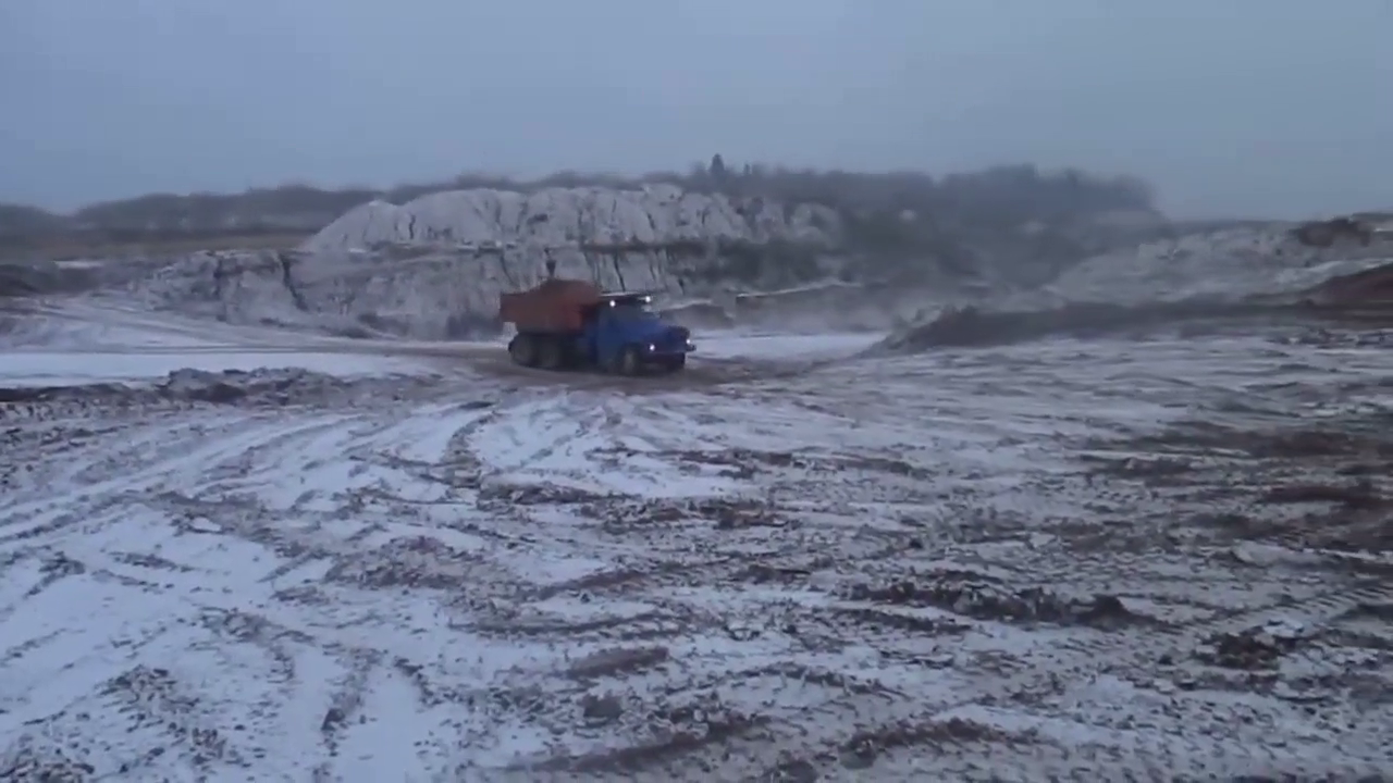 恶劣环境中工作的大卡车