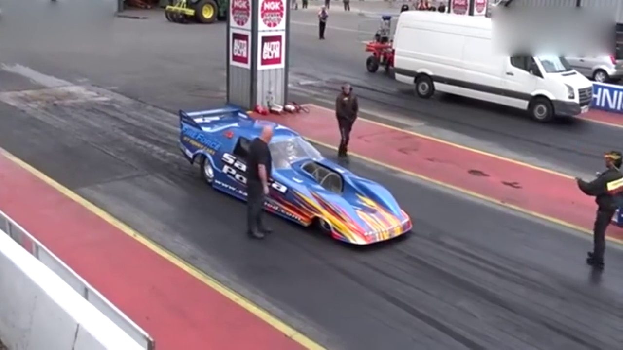 这跑车就厉害了，还能自己喷火出来