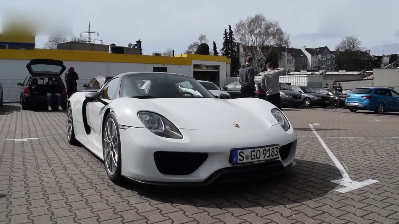 价值1600万的保时捷，车主打开车门后，才知道跑车回头率有多高！