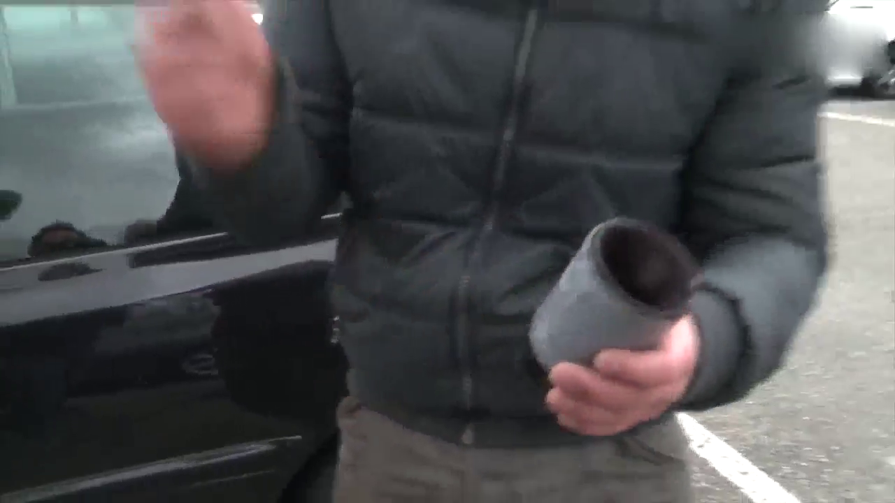 老外用卫生巾和袜子做了个装置，放排气筒里，竟然发出跑车声！