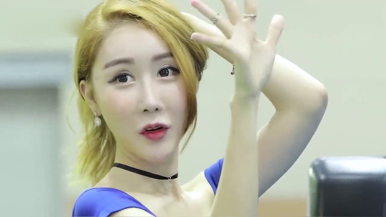 车展上一位女神范车模，娴静端庄气质，你心动了吗