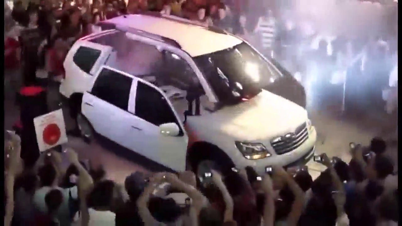 车展上这辆汽车突然变形，众人纷纷驻足观看