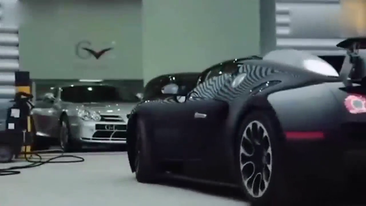 5000万布加迪跑车来洗车，喷上泡沫后才明白什么叫酸爽