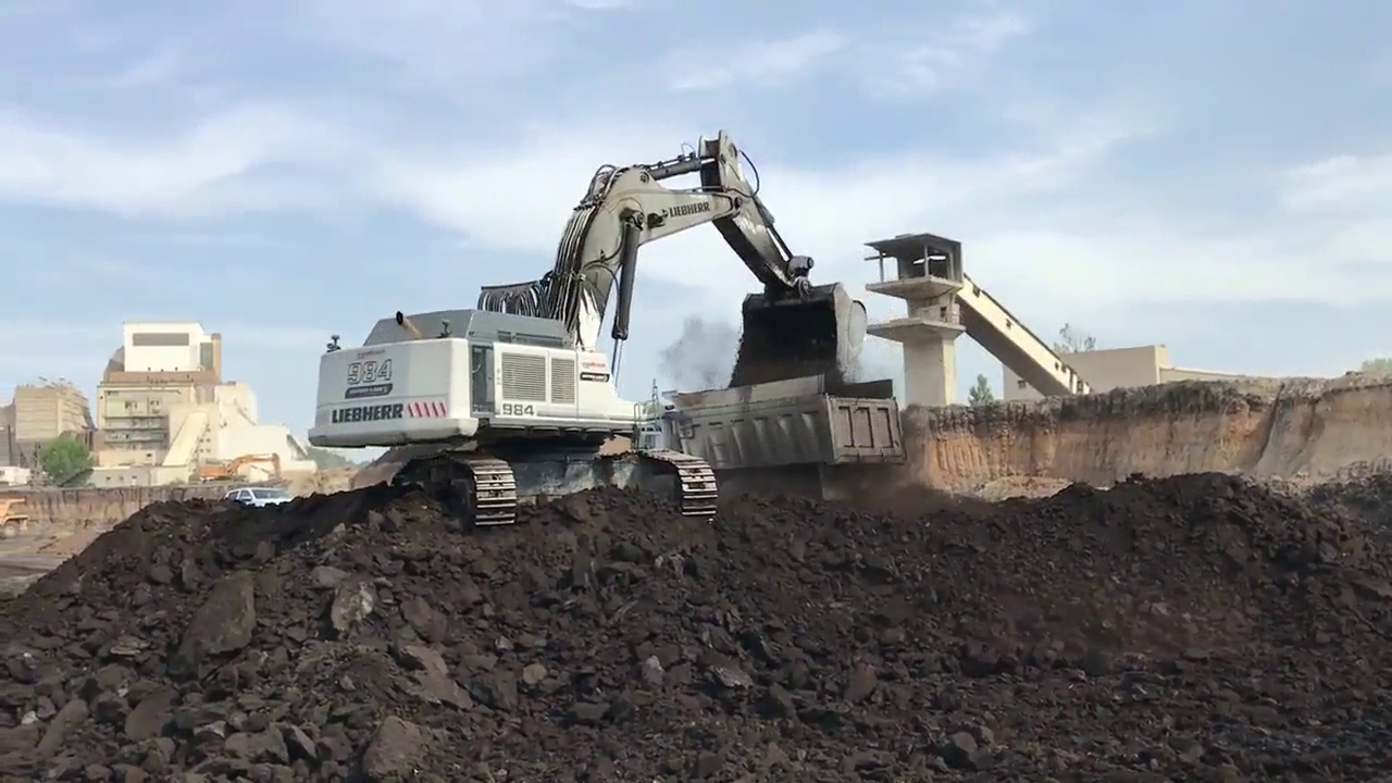 利勃海尔984挖掘机装载卡车