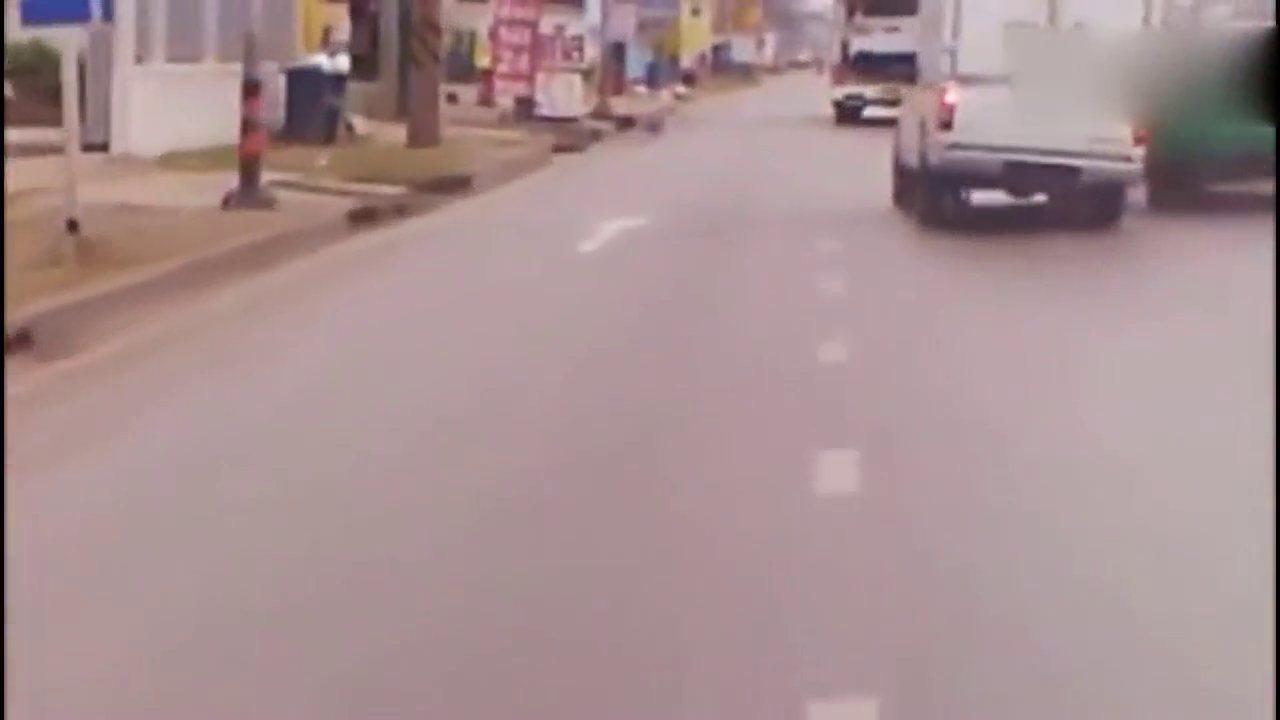 出租车超车，监控拍到它撞上厢式货车的一瞬间，都是自己作死的!