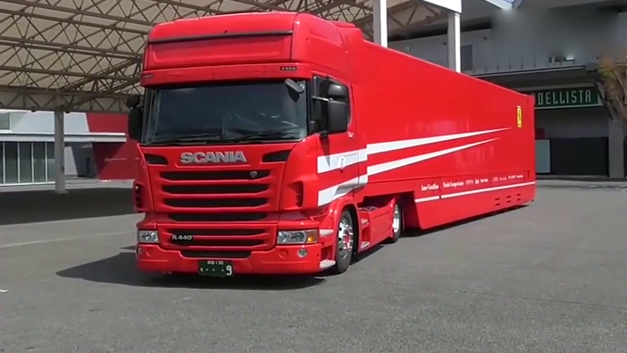 500万法拉利跑车专业运输车，网友：隐藏不住的豪气！