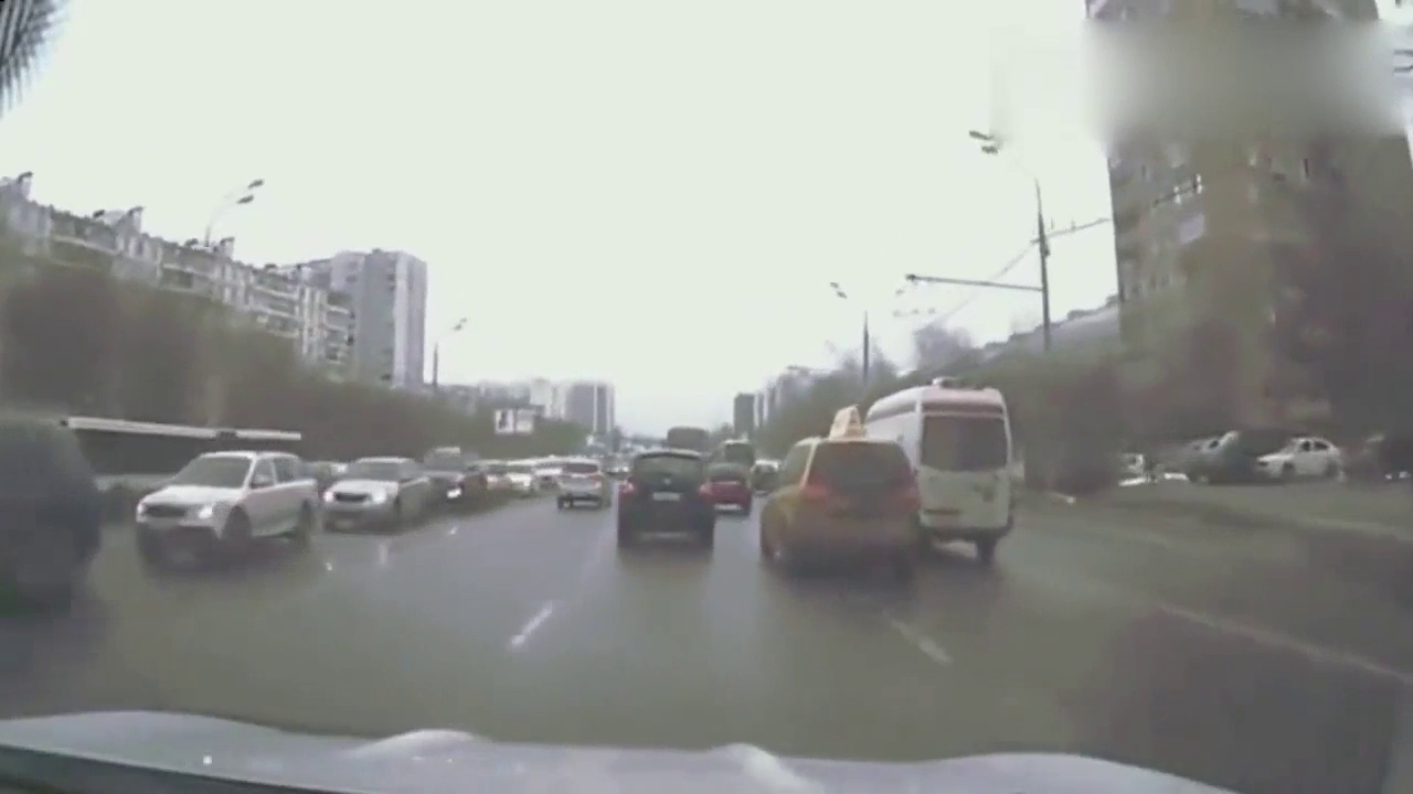 监控实拍：出租车逼停救护车，被仗义路人暴揍一顿！