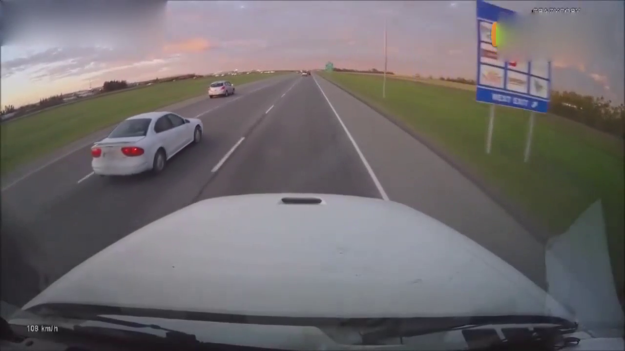 盲区真可怕！大卡车并线时挤走小车