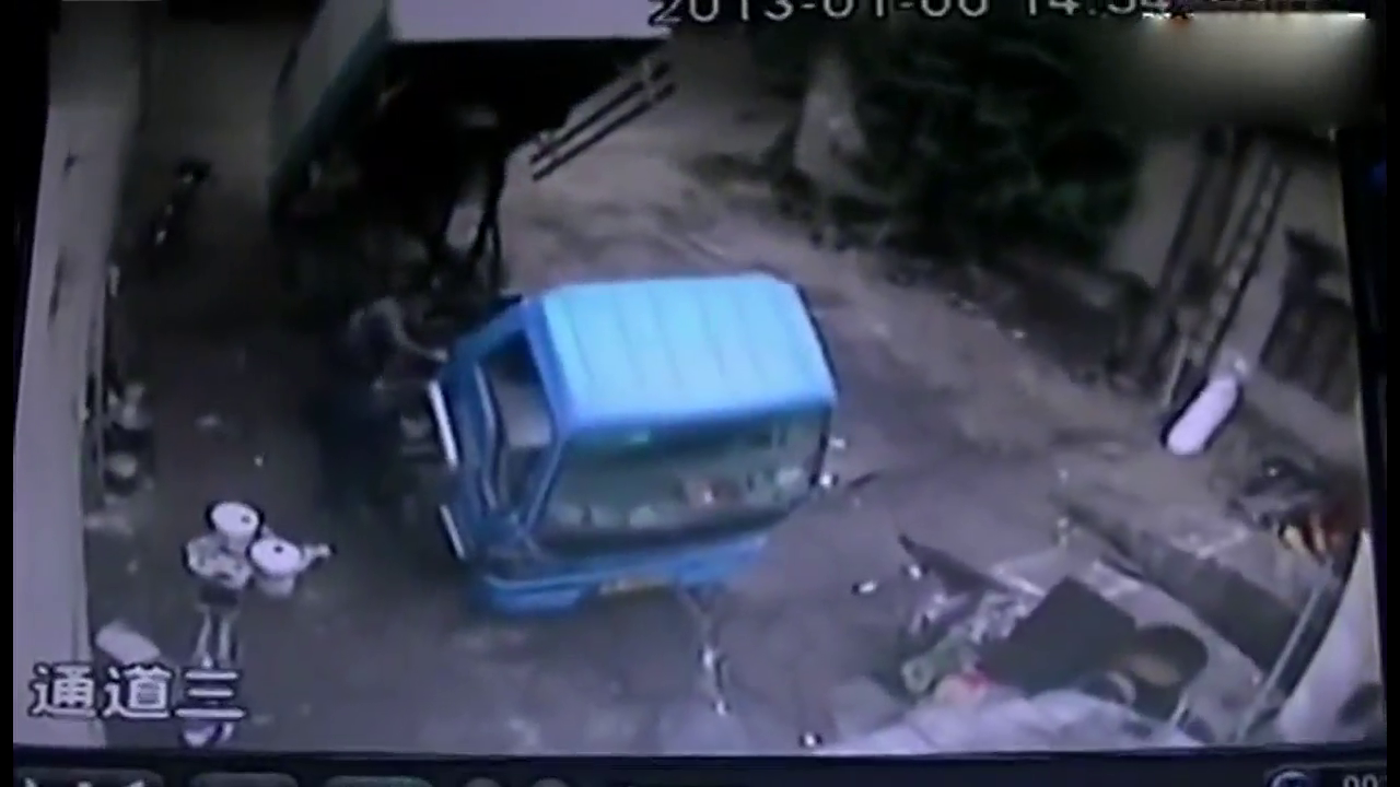 监控实拍：恐怖一幕 工人卸货惨遭卡车压扁瞬间