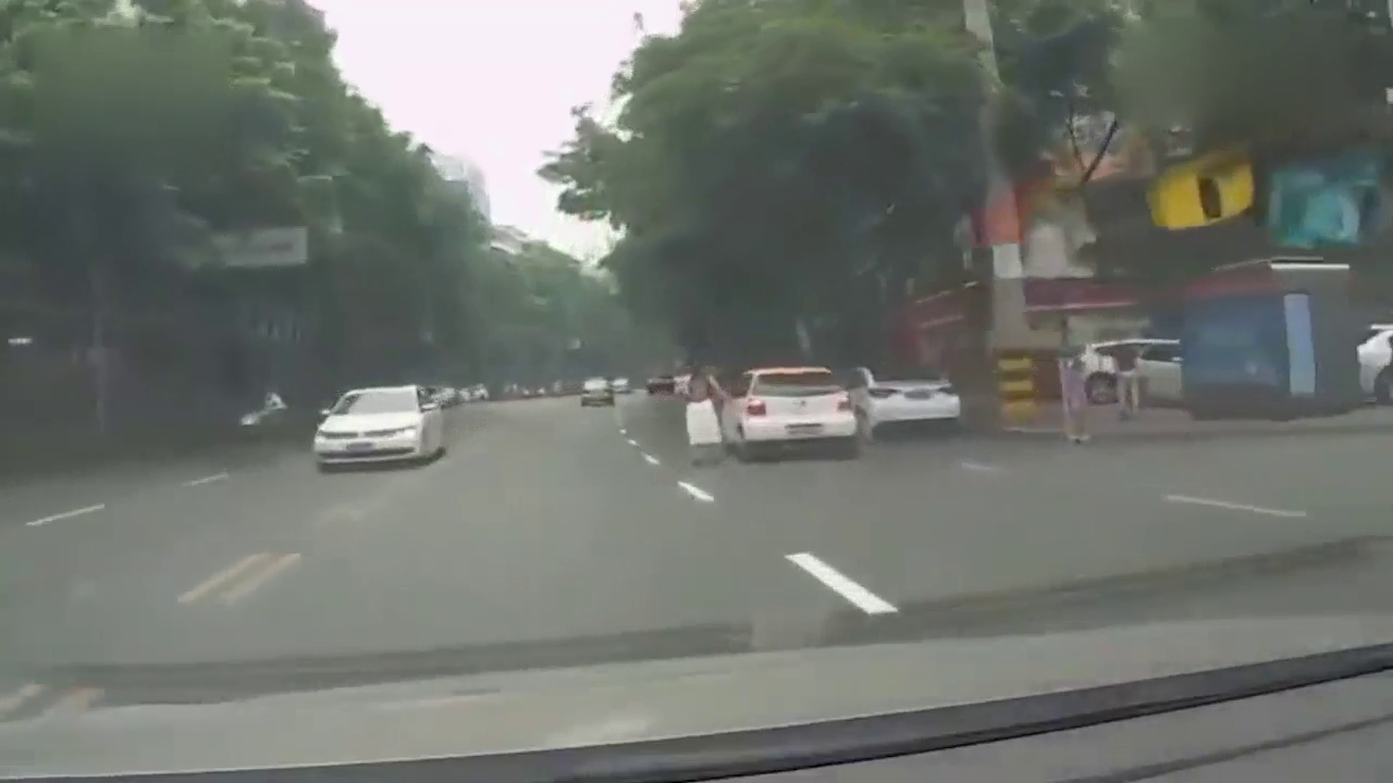 白富美开保时捷跑车强行掉头，下一秒哭都来不及