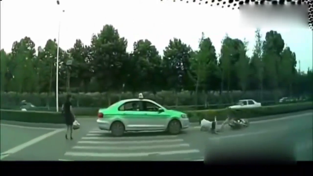 车祸警示：出租车把电动车撞翻之后，淡定的坐在车里