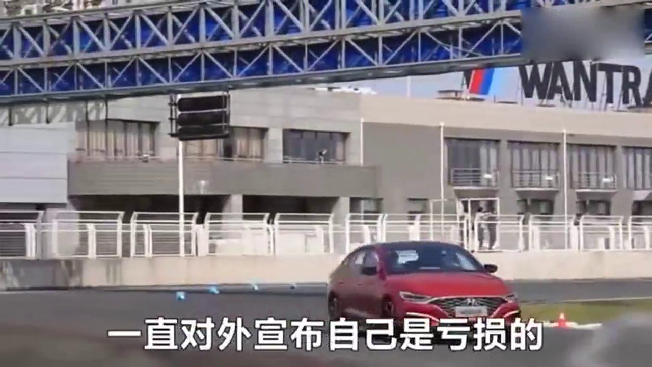 车主： 油价涨完, 高速费也要涨，网友回复：哪儿也别去了