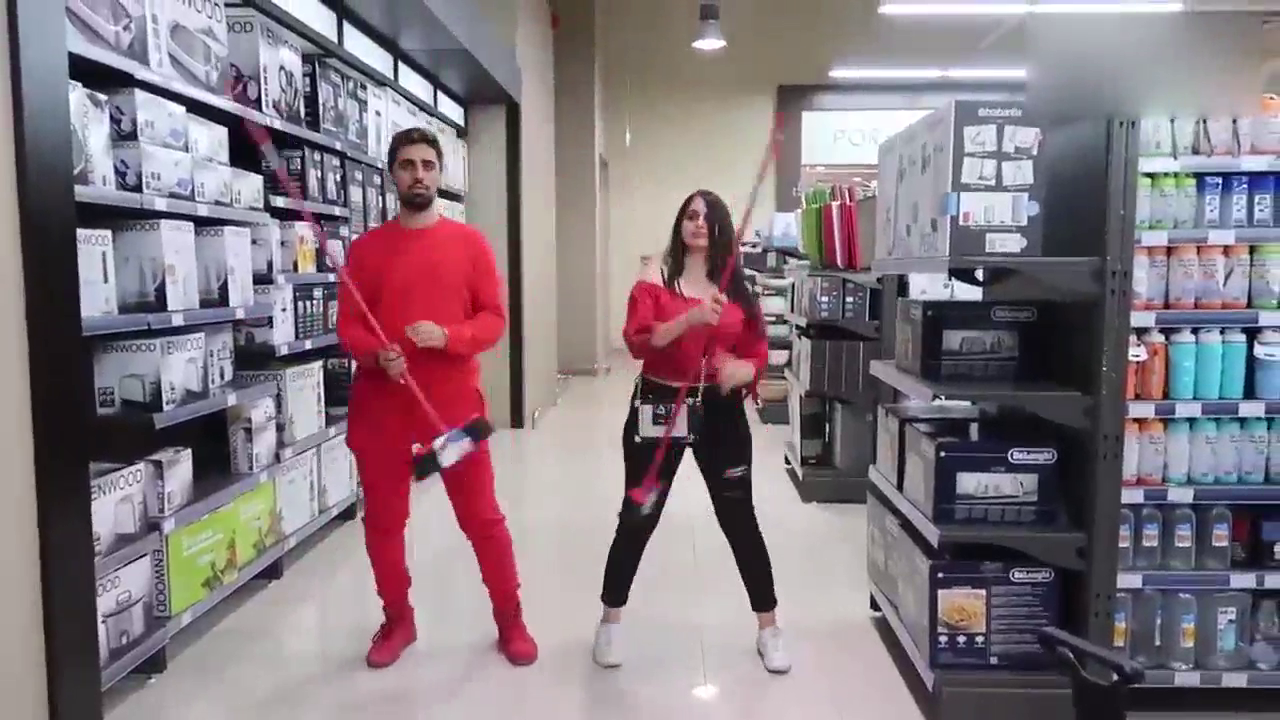 女土豪开着福特野马去超市购物，回来看到跑车上的鲜花后蒙圈了